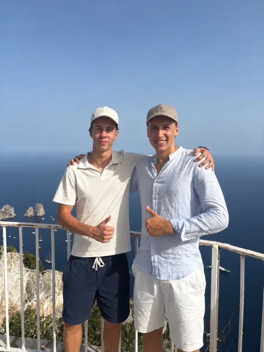Theo und Lunas auf Capri, Daumen hoch, dahinter das Meer