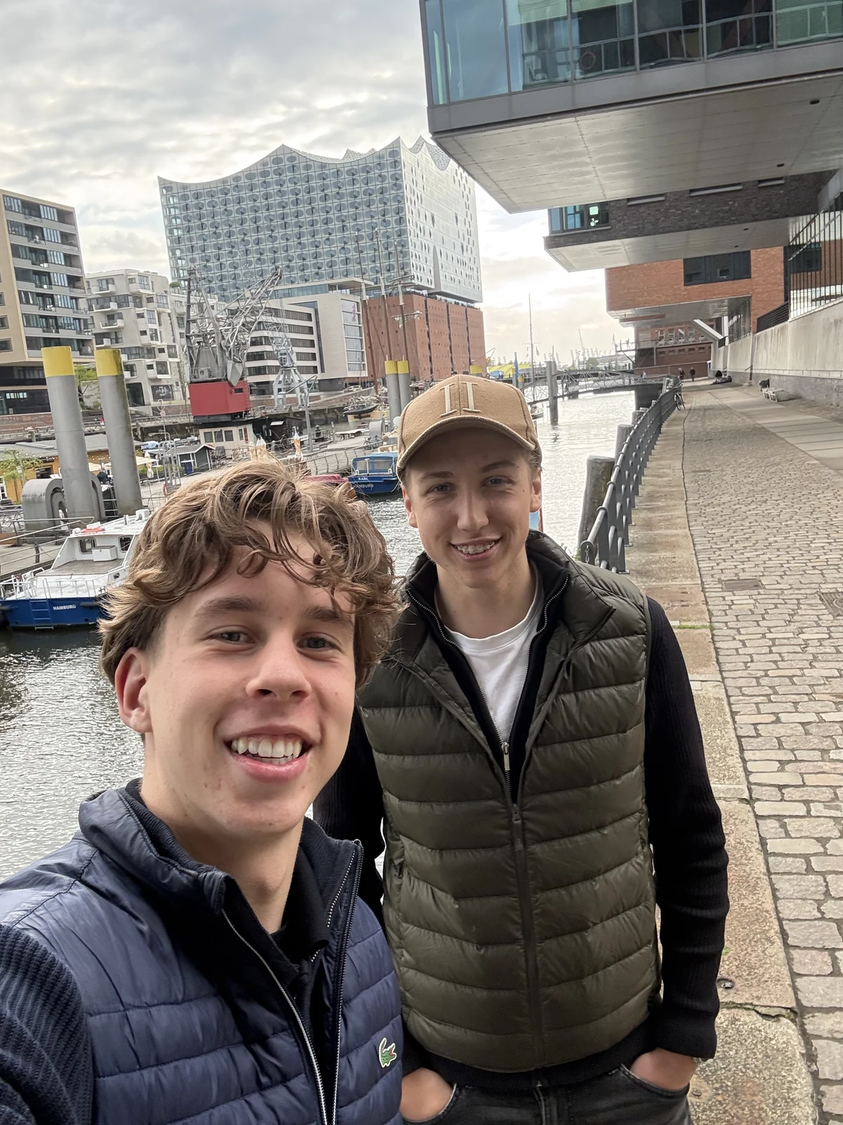 Theo und Lunas in der Hamburger HafenCity, hinter ihnen die Elbphilharmonie