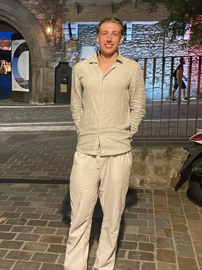 Lunas Micheel am Abend vor einem alten Steintor