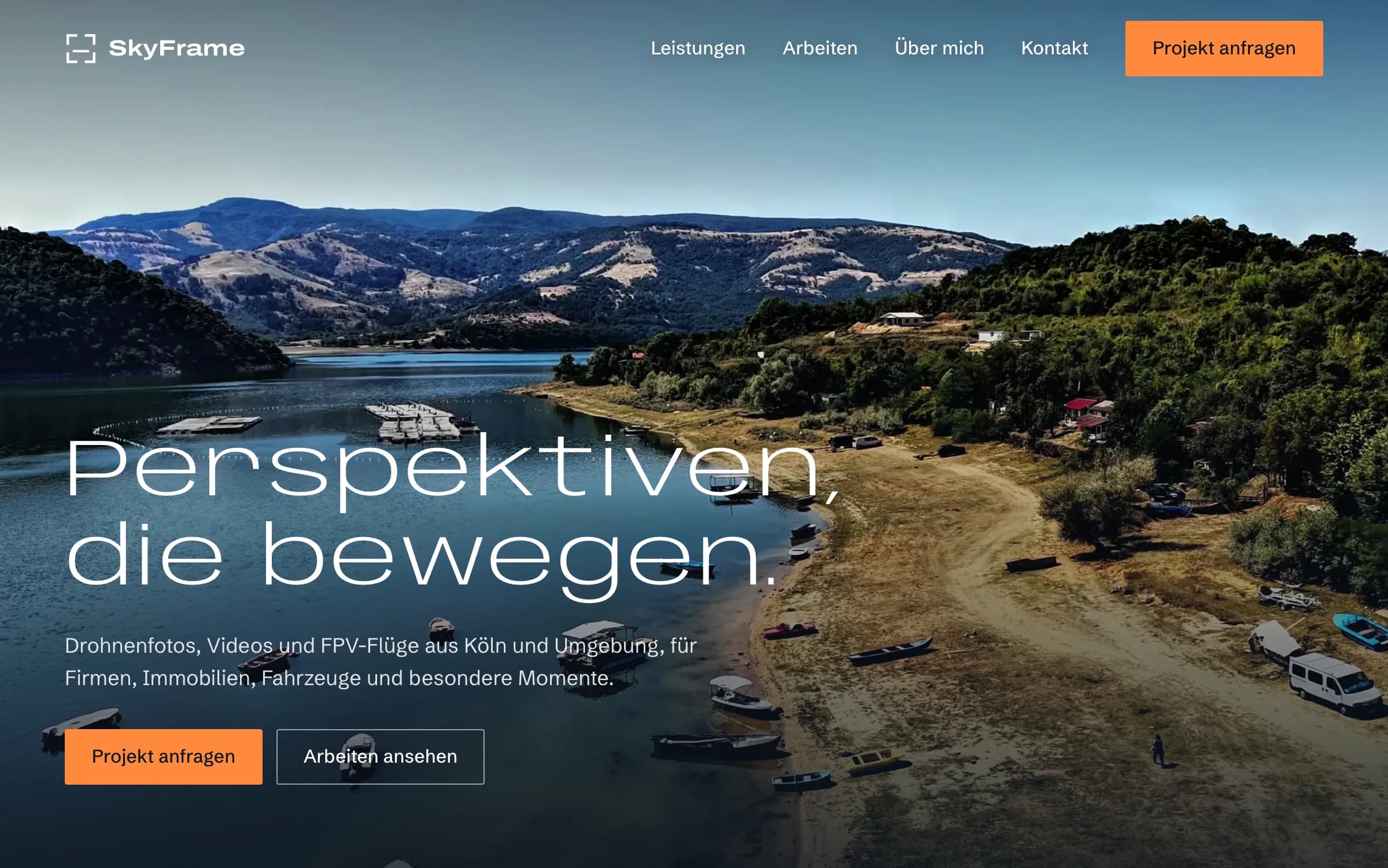 Website von SkyFrame auf einem Laptop